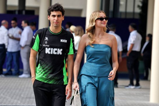 (L to R): Gabriel Bortoleto (BRA) Sauber with his girlfriend Isabella Bernardini (BRA).
06.12.2025. Formula 1 World Championship, Rd 24, Abu Dhabi Grand Prix, Yas Marina Circuit, Abu Dhabi, Qualifying Day.
- www.xpbimages.com, EMail: requests@xpbimages.com © Copyright: Moy / XPB Images