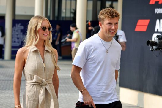 (L to R): Hannah St. John (USA) with her boyfriend Liam Lawson (NZL) Racing Bulls.
06.12.2025. Formula 1 World Championship, Rd 24, Abu Dhabi Grand Prix, Yas Marina Circuit, Abu Dhabi, Qualifying Day.
- www.xpbimages.com, EMail: requests@xpbimages.com © Copyright: Moy / XPB Images