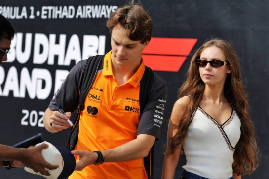 (L to R): Oscar Piastri (AUS) McLaren with his girlfriend Lily Zneimer (GBR).
06.12.2025. Formula 1 World Championship, Rd 24, Abu Dhabi Grand Prix, Yas Marina Circuit, Abu Dhabi, Qualifying Day.
- www.xpbimages.com, EMail: requests@xpbimages.com © Copyright: Moy / XPB Images