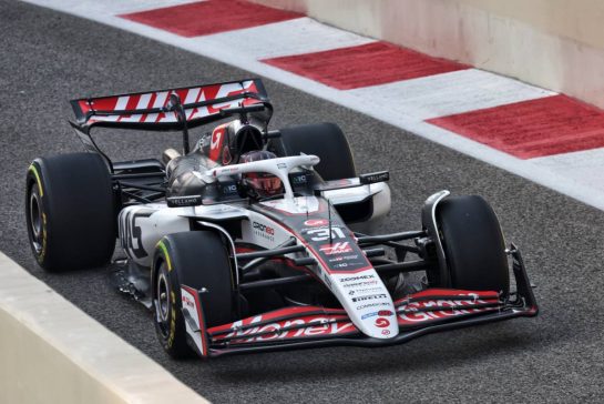 Esteban Ocon (FRA) Haas VF-25.
06.12.2025. Formula 1 World Championship, Rd 24, Abu Dhabi Grand Prix, Yas Marina Circuit, Abu Dhabi, Qualifying Day.
- www.xpbimages.com, EMail: requests@xpbimages.com © Copyright: Bearne / XPB Images