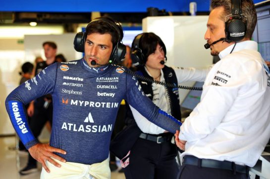 (L to R): Carlos Sainz (ESP) Atlassian Williams Racing with Gaetan Jego (FRA) Atlassian Williams Racing Race Engineer.
06.12.2025. Formula 1 World Championship, Rd 24, Abu Dhabi Grand Prix, Yas Marina Circuit, Abu Dhabi, Qualifying Day.
- www.xpbimages.com, EMail: requests@xpbimages.com © Copyright: Bearne / XPB Images