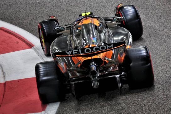 Lando Norris (GBR) McLaren MCL39.
06.12.2025. Formula 1 World Championship, Rd 24, Abu Dhabi Grand Prix, Yas Marina Circuit, Abu Dhabi, Qualifying Day.
- www.xpbimages.com, EMail: requests@xpbimages.com © Copyright: Bearne / XPB Images