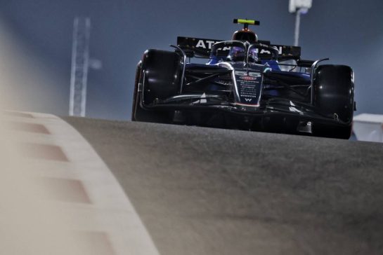 Carlos Sainz (ESP) Atlassian Williams Racing FW47.
06.12.2025. Formula 1 World Championship, Rd 24, Abu Dhabi Grand Prix, Yas Marina Circuit, Abu Dhabi, Qualifying Day.
- www.xpbimages.com, EMail: requests@xpbimages.com © Copyright: Bearne / XPB Images