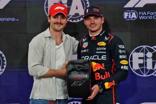 (L to R): Benson Boone (USA) Singer presents the Pirelli Pole Position Award to Max Verstappen (NLD) Red Bull Racing in qualifying parc ferme.
06.12.2025. Formula 1 World Championship, Rd 24, Abu Dhabi Grand Prix, Yas Marina Circuit, Abu Dhabi, Qualifying Day.
- www.xpbimages.com, EMail: requests@xpbimages.com © Copyright: Batchelor / XPB Images