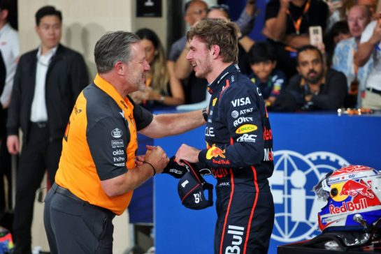 (L to R): Zak Brown (USA) McLaren Executive Director with pole sitter Max Verstappen (NLD) Red Bull Racing in qualifying parc ferme.
06.12.2025. Formula 1 World Championship, Rd 24, Abu Dhabi Grand Prix, Yas Marina Circuit, Abu Dhabi, Qualifying Day.
- www.xpbimages.com, EMail: requests@xpbimages.com © Copyright: Batchelor / XPB Images