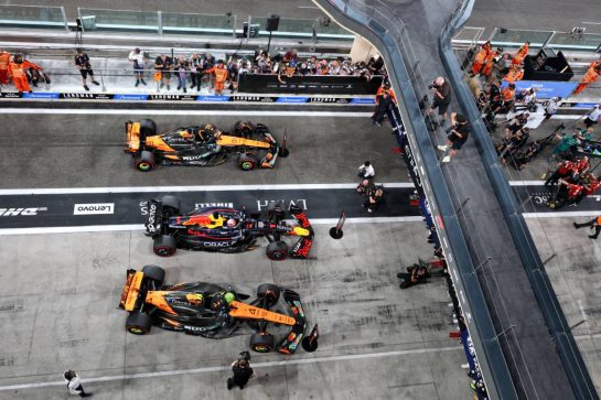 Oscar Piastri (AUS) McLaren MCL39 with pole sitter Max Verstappen (NLD) Red Bull Racing RB21 and Lando Norris (GBR) McLaren MCL39 in qualifying parc ferme.
06.12.2025. Formula 1 World Championship, Rd 24, Abu Dhabi Grand Prix, Yas Marina Circuit, Abu Dhabi, Qualifying Day.
- www.xpbimages.com, EMail: requests@xpbimages.com © Copyright: Moy / XPB Images