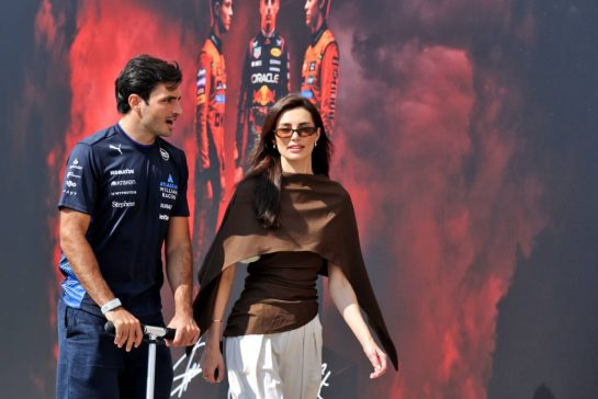 (L to R): Carlos Sainz (ESP) Atlassian Williams Racing with his girlfriend Rebecca Donaldson (GBR).
07.12.2025. Formula 1 World Championship, Rd 24, Abu Dhabi Grand Prix, Yas Marina Circuit, Abu Dhabi, Race Day.
- www.xpbimages.com, EMail: requests@xpbimages.com © Copyright: Moy / XPB Images