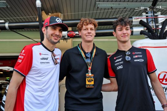 (L to R): Esteban Ocon (FRA) Haas F1 Team with Jannik Sinner (ITA) Tennis Player and Oliver Bearman (GBR) Haas F1 Team.
07.12.2025. Formula 1 World Championship, Rd 24, Abu Dhabi Grand Prix, Yas Marina Circuit, Abu Dhabi, Race Day.
- www.xpbimages.com, EMail: requests@xpbimages.com © Copyright: Batchelor / XPB Images