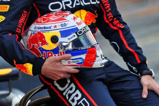 The helmet of Max Verstappen (NLD) Red Bull Racing at a team photograph.
07.12.2025. Formula 1 World Championship, Rd 24, Abu Dhabi Grand Prix, Yas Marina Circuit, Abu Dhabi, Race Day.
- www.xpbimages.com, EMail: requests@xpbimages.com © Copyright: Batchelor / XPB Images