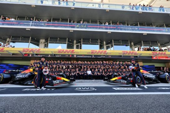 (L to R): Yuki Tsunoda (JPN) Red Bull Racing and Max Verstappen (NLD) Red Bull Racing at a team photograph.
07.12.2025. Formula 1 World Championship, Rd 24, Abu Dhabi Grand Prix, Yas Marina Circuit, Abu Dhabi, Race Day.
- www.xpbimages.com, EMail: requests@xpbimages.com © Copyright: Moy / XPB Images
