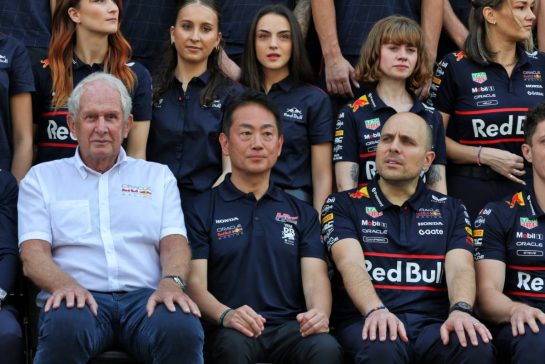 (L to R): Dr Helmut Marko (AUT) Red Bull Motorsport Consultant; Koji Watanabe (JPN) Honda Racing Corporation - HRC - President; and Gianpiero Lambiase (ITA) Red Bull Racing Head of Racing, at a team photograph.
07.12.2025. Formula 1 World Championship, Rd 24, Abu Dhabi Grand Prix, Yas Marina Circuit, Abu Dhabi, Race Day.
- www.xpbimages.com, EMail: requests@xpbimages.com © Copyright: Moy / XPB Images