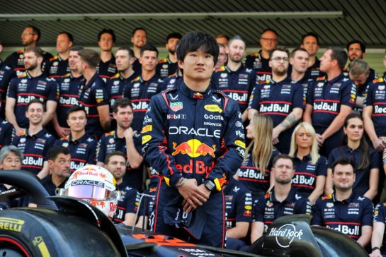 Yuki Tsunoda (JPN) Red Bull Racing at a team photograph.
07.12.2025. Formula 1 World Championship, Rd 24, Abu Dhabi Grand Prix, Yas Marina Circuit, Abu Dhabi, Race Day.
- www.xpbimages.com, EMail: requests@xpbimages.com © Copyright: Moy / XPB Images