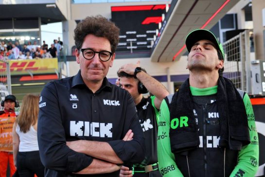 (L to R): Mattia Binotto (ITA) Sauber Motorsport Chief Operating and Chief Technical Officer with Gabriel Bortoleto (BRA) Sauber on the grid.
07.12.2025. Formula 1 World Championship, Rd 24, Abu Dhabi Grand Prix, Yas Marina Circuit, Abu Dhabi, Race Day.
- www.xpbimages.com, EMail: requests@xpbimages.com © Copyright: Batchelor / XPB Images