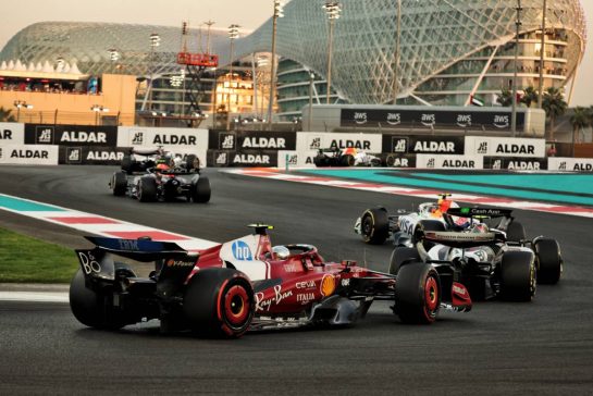 Lewis Hamilton (GBR) Ferrari SF-25.
07.12.2025. Formula 1 World Championship, Rd 24, Abu Dhabi Grand Prix, Yas Marina Circuit, Abu Dhabi, Race Day.
- www.xpbimages.com, EMail: requests@xpbimages.com © Copyright: Bearne / XPB Images