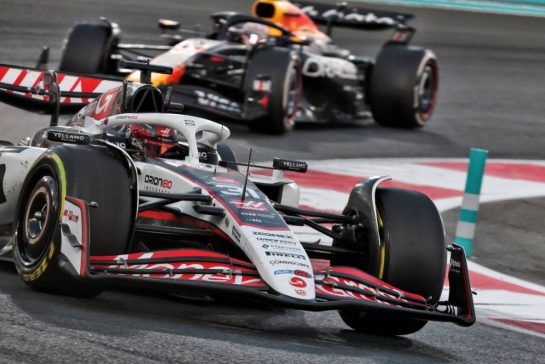 Esteban Ocon (FRA) Haas VF-25.
07.12.2025. Formula 1 World Championship, Rd 24, Abu Dhabi Grand Prix, Yas Marina Circuit, Abu Dhabi, Race Day.
- www.xpbimages.com, EMail: requests@xpbimages.com © Copyright: Charniaux / XPB Images
