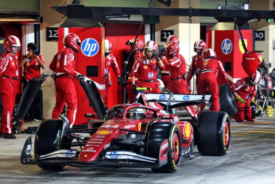Lewis Hamilton (GBR) Ferrari SF-25 makes a pit stop.
07.12.2025. Formula 1 World Championship, Rd 24, Abu Dhabi Grand Prix, Yas Marina Circuit, Abu Dhabi, Race Day.
- www.xpbimages.com, EMail: requests@xpbimages.com © Copyright: Batchelor / XPB Images