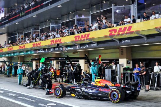 Yuki Tsunoda (JPN) Red Bull Racing RB21 makes a pit stop.
07.12.2025. Formula 1 World Championship, Rd 24, Abu Dhabi Grand Prix, Yas Marina Circuit, Abu Dhabi, Race Day.
- www.xpbimages.com, EMail: requests@xpbimages.com © Copyright: Batchelor / XPB Images
