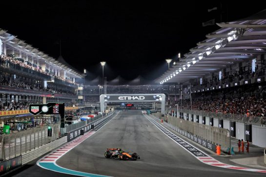 Lando Norris (GBR) McLaren MCL39.
07.12.2025. Formula 1 World Championship, Rd 24, Abu Dhabi Grand Prix, Yas Marina Circuit, Abu Dhabi, Race Day.
- www.xpbimages.com, EMail: requests@xpbimages.com © Copyright: Charniaux / XPB Images