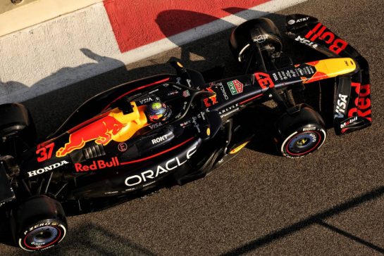 Ayumu Iwasa (JPN) Red Bull Racing RB21 Test Driver.
09.12.2025. Formula 1 Testing, Yas Marina Circuit, Abu Dhabi, Tuesday.
- www.xpbimages.com, EMail: requests@xpbimages.com © Copyright: Bearne / XPB Images