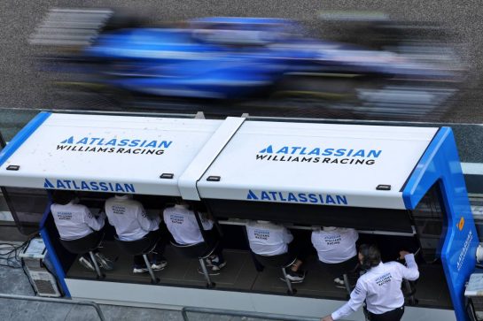 Luke Browning (GBR) Atlassian Williams Racing FW47 Academy Driver passes the pit gantry.
09.12.2025. Formula 1 Testing, Yas Marina Circuit, Abu Dhabi, Tuesday.
- www.xpbimages.com, EMail: requests@xpbimages.com © Copyright: Bearne / XPB Images