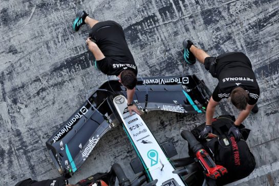 Andrea Kimi Antonelli (ITA) Mercedes AMG F1 W16 - front wing with tubes in the nosecone.
09.12.2025. Formula 1 Testing, Yas Marina Circuit, Abu Dhabi, Tuesday.
- www.xpbimages.com, EMail: requests@xpbimages.com © Copyright: Bearne / XPB Images