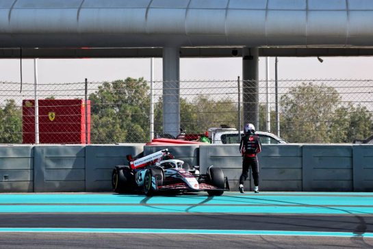 Ryo Hirakawa (JPN) Haas VF-25 Reserve Driver crashed at the first corner.
09.12.2025. Formula 1 Testing, Yas Marina Circuit, Abu Dhabi, Tuesday.
- www.xpbimages.com, EMail: requests@xpbimages.com © Copyright: Charniaux / XPB Images
