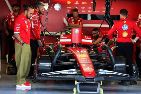 Lewis Hamilton (GBR) Ferrari takes a look at the Ferrari SF-25 front wing of Charles Leclerc (MON).
09.12.2025. Formula 1 Testing, Yas Marina Circuit, Abu Dhabi, Tuesday.
- www.xpbimages.com, EMail: requests@xpbimages.com © Copyright: Charniaux / XPB Images