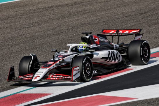 Oliver Bearman (GBR) Haas VF-25.
09.12.2025. Formula 1 Testing, Yas Marina Circuit, Abu Dhabi, Tuesday.
- www.xpbimages.com, EMail: requests@xpbimages.com © Copyright: Moy / XPB Images