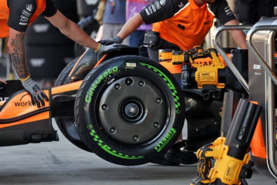 Oscar Piastri (AUS) McLaren MCL39 - Pirelli intermediate tyre.
09.12.2025. Formula 1 Testing, Yas Marina Circuit, Abu Dhabi, Tuesday.
- www.xpbimages.com, EMail: requests@xpbimages.com © Copyright: Bearne / XPB Images
