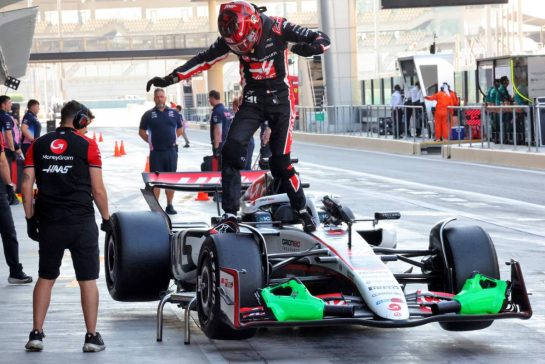 Esteban Ocon (FRA) jumps clear from his Haas VF-25 in the pits.
09.12.2025. Formula 1 Testing, Yas Marina Circuit, Abu Dhabi, Tuesday.
- www.xpbimages.com, EMail: requests@xpbimages.com © Copyright: Charniaux / XPB Images