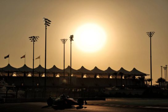 Oscar Piastri (AUS) McLaren MCL39.
09.12.2025. Formula 1 Testing, Yas Marina Circuit, Abu Dhabi, Tuesday.
- www.xpbimages.com, EMail: requests@xpbimages.com © Copyright: Moy / XPB Images
