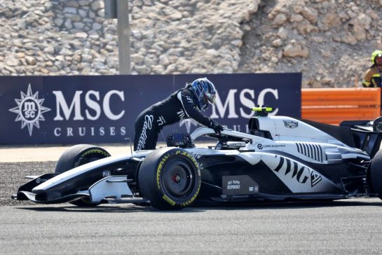 Valtteri Bottas (FIN) Cadillac Formula 1 Team stopped on the circuit.
13.02.2026. Formula 1 Testing, Bahrain Test One, Sakhir, Bahrain, Day Three.
- www.xpbimages.com, EMail: requests@xpbimages.com © Copyright: Bearne / XPB Images