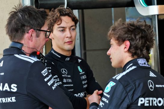 (L to R): Andrew Shovlin (GBR) Mercedes AMG Formula One Team Trackside Engineering Director with George Russell (GBR) Mercedes AMG Formula One Team and Andrea Kimi Antonelli (ITA) Mercedes AMG Formula One Team.
18.02.2026. Formula 1 Testing, Bahrain Test Two, Sakhir, Bahrain, Day One.
- www.xpbimages.com, EMail: requests@xpbimages.com © Copyright: Batchelor / XPB Images