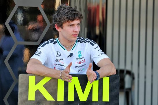 (L to R): Andrea Kimi Antonelli (ITA) Mercedes AMG Formula One Team with Peter Bonnington (GBR) Mercedes AMG Formula One Team Race Engineer.
18.02.2026. Formula 1 Testing, Bahrain Test Two, Sakhir, Bahrain, Day One.
- www.xpbimages.com, EMail: requests@xpbimages.com © Copyright: Moy / XPB Images