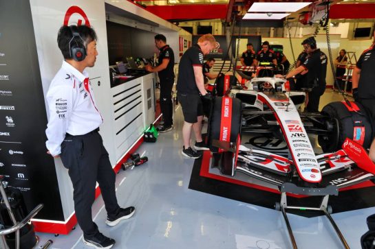 Ayao Komatsu (JPN) Haas F1 Team Principal watches Oliver Bearman (GBR) Haas F1 Team VF-26 in the pit garage.
19.02.2026. Formula 1 Testing, Bahrain Test Two, Sakhir, Bahrain, Day Two.
- www.xpbimages.com, EMail: requests@xpbimages.com © Copyright: Batchelor / XPB Images