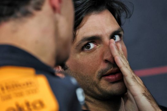 Carlos Sainz (ESP) Williams F1 Team and Lando Norris (GBR) McLaren F1 Team in the FIA Press Conference.
19.02.2026. Formula 1 Testing, Bahrain Test Two, Sakhir, Bahrain, Day Two.
- www.xpbimages.com, EMail: requests@xpbimages.com © Copyright: Moy / XPB Images