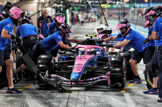 Franco Colapinto (ARG) Alpine F1 Team A526 practices a pit stop.
19.02.2026. Formula 1 Testing, Bahrain Test Two, Sakhir, Bahrain, Day Two.
- www.xpbimages.com, EMail: requests@xpbimages.com © Copyright: Batchelor / XPB Images