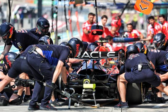 Isack Hadjar (FRA) Red Bull Racing RB22 practices a pit stop.
20.02.2026. Formula 1 Testing, Bahrain Test Two, Sakhir, Bahrain, Day Three.
- www.xpbimages.com, EMail: requests@xpbimages.com © Copyright: Batchelor / XPB Images