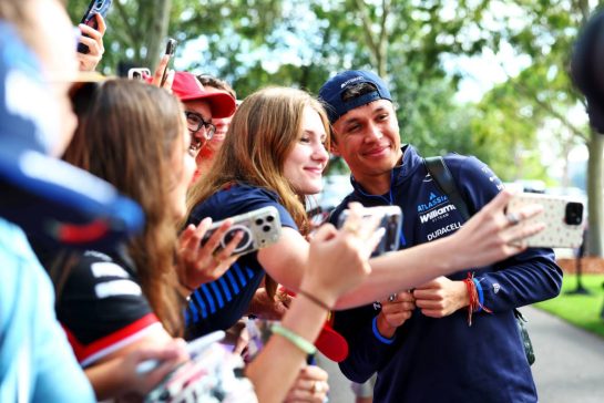 Alexander Albon (THA) Williams F1 Team with fans.
05.03.2026. Formula 1 World Championship, Rd 1, Australian Grand Prix, Albert Park, Melbourne, Australia, Preparation Day.
- www.xpbimages.com, EMail: requests@xpbimages.com © Copyright: Bearne / XPB Images