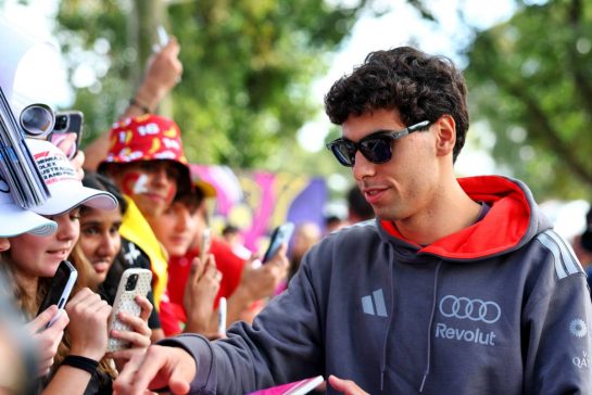 Gabriel Bortoleto (BRA) Audi F1 Team with fans.
05.03.2026. Formula 1 World Championship, Rd 1, Australian Grand Prix, Albert Park, Melbourne, Australia, Preparation Day.
- www.xpbimages.com, EMail: requests@xpbimages.com © Copyright: Bearne / XPB Images