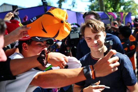 Oscar Piastri (AUS) McLaren F1 Team with fans.
05.03.2026. Formula 1 World Championship, Rd 1, Australian Grand Prix, Albert Park, Melbourne, Australia, Preparation Day.
- www.xpbimages.com, EMail: requests@xpbimages.com © Copyright: Bearne / XPB Images