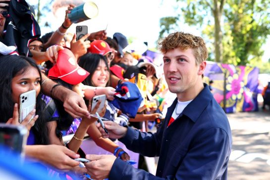 Liam Lawson (NZL) Racing Bulls Formula One Team with fans.
05.03.2026. Formula 1 World Championship, Rd 1, Australian Grand Prix, Albert Park, Melbourne, Australia, Preparation Day.
- www.xpbimages.com, EMail: requests@xpbimages.com © Copyright: Bearne / XPB Images