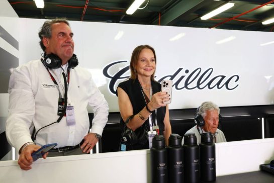 Mary Barra (USA) General Motors CEO (Centre) with Mario Andretti (USA) (Right).
06.03.2026. Formula 1 World Championship, Rd 1, Australian Grand Prix, Albert Park, Melbourne, Australia, Practice Day.
- www.xpbimages.com, EMail: requests@xpbimages.com © Copyright: Bearne / XPB Images