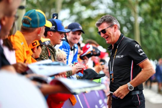 Graeme Lowdon (GBR) Cadillac Formula 1 Team, Team Principal with fans.
07.03.2026. Formula 1 World Championship, Rd 1, Australian Grand Prix, Albert Park, Melbourne, Australia, Qualifying Day.
- www.xpbimages.com, EMail: requests@xpbimages.com © Copyright: Bearne / XPB Images