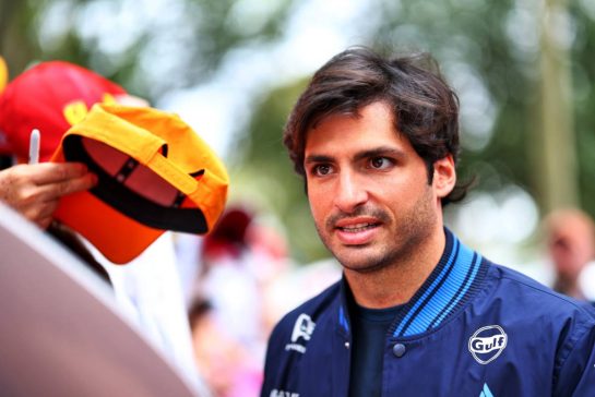 Carlos Sainz (ESP) Williams F1 Team with fans.
07.03.2026. Formula 1 World Championship, Rd 1, Australian Grand Prix, Albert Park, Melbourne, Australia, Qualifying Day.
- www.xpbimages.com, EMail: requests@xpbimages.com © Copyright: Bearne / XPB Images