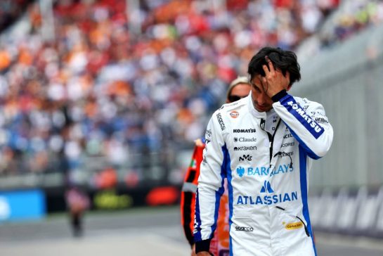 Carlos Sainz (ESP) Williams F1 Team walks along the pit lane after he stopped in the third practice session.
07.03.2026. Formula 1 World Championship, Rd 1, Australian Grand Prix, Albert Park, Melbourne, Australia, Qualifying Day.
- www.xpbimages.com, EMail: requests@xpbimages.com © Copyright: Charniaux / XPB Images