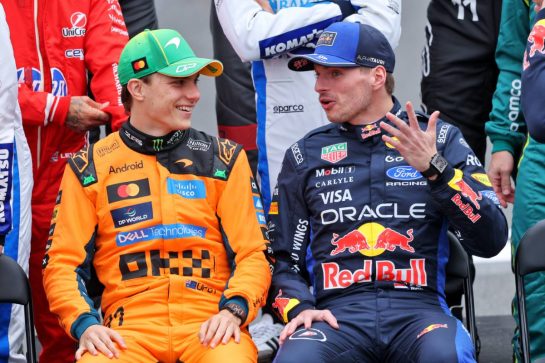 (L to R): Oscar Piastri (AUS) McLaren F1 Team MCL40 and Max Verstappen (NLD) Red Bull Racing at the start of season photograph.
08.03.2026. Formula 1 World Championship, Rd 1, Australian Grand Prix, Albert Park, Melbourne, Australia, Race Day.
- www.xpbimages.com, EMail: requests@xpbimages.com © Copyright: Charniaux / XPB Images