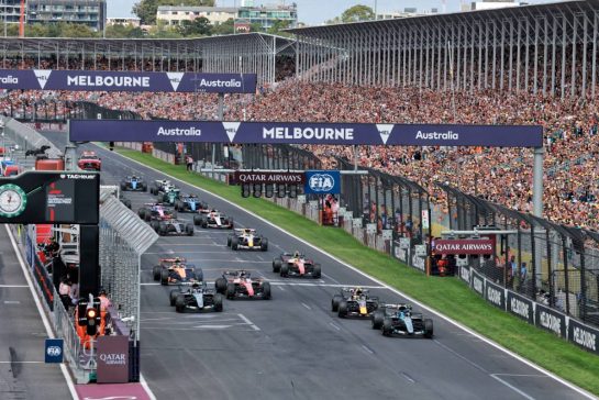 George Russell (GBR) Mercedes AMG Formula One Team W17 leads at the start of the race.
08.03.2026. Formula 1 World Championship, Rd 1, Australian Grand Prix, Albert Park, Melbourne, Australia, Race Day.
- www.xpbimages.com, EMail: requests@xpbimages.com © Copyright: Moy / XPB Images