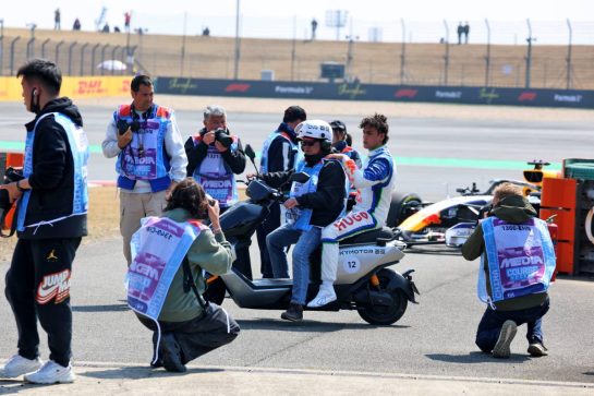 Arvid Lindblad (GBR) Racing Bulls Formula One Team stopped in the first practice session.
13.03.2026. Formula 1 World Championship, Rd 2, Chinese Grand Prix, Shanghai, China, Sprint Qualifying Day.
- www.xpbimages.com, EMail: requests@xpbimages.com © Copyright: Moy / XPB Images