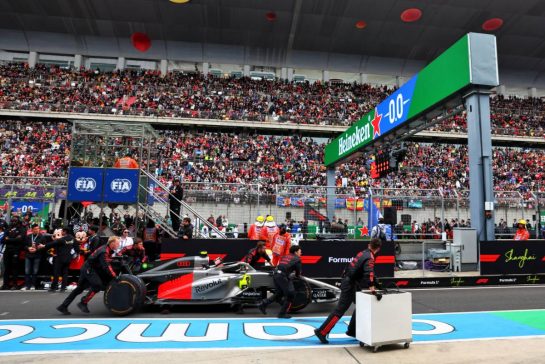 The Audi F1 Team R26 of Gabriel Bortoleto (BRA) is pushed down the pit lane and is retired from the race.
15.03.2026. Formula 1 World Championship, Rd 2, Chinese Grand Prix, Shanghai, China, Race Day.
- www.xpbimages.com, EMail: requests@xpbimages.com © Copyright: Patching / XPB Images